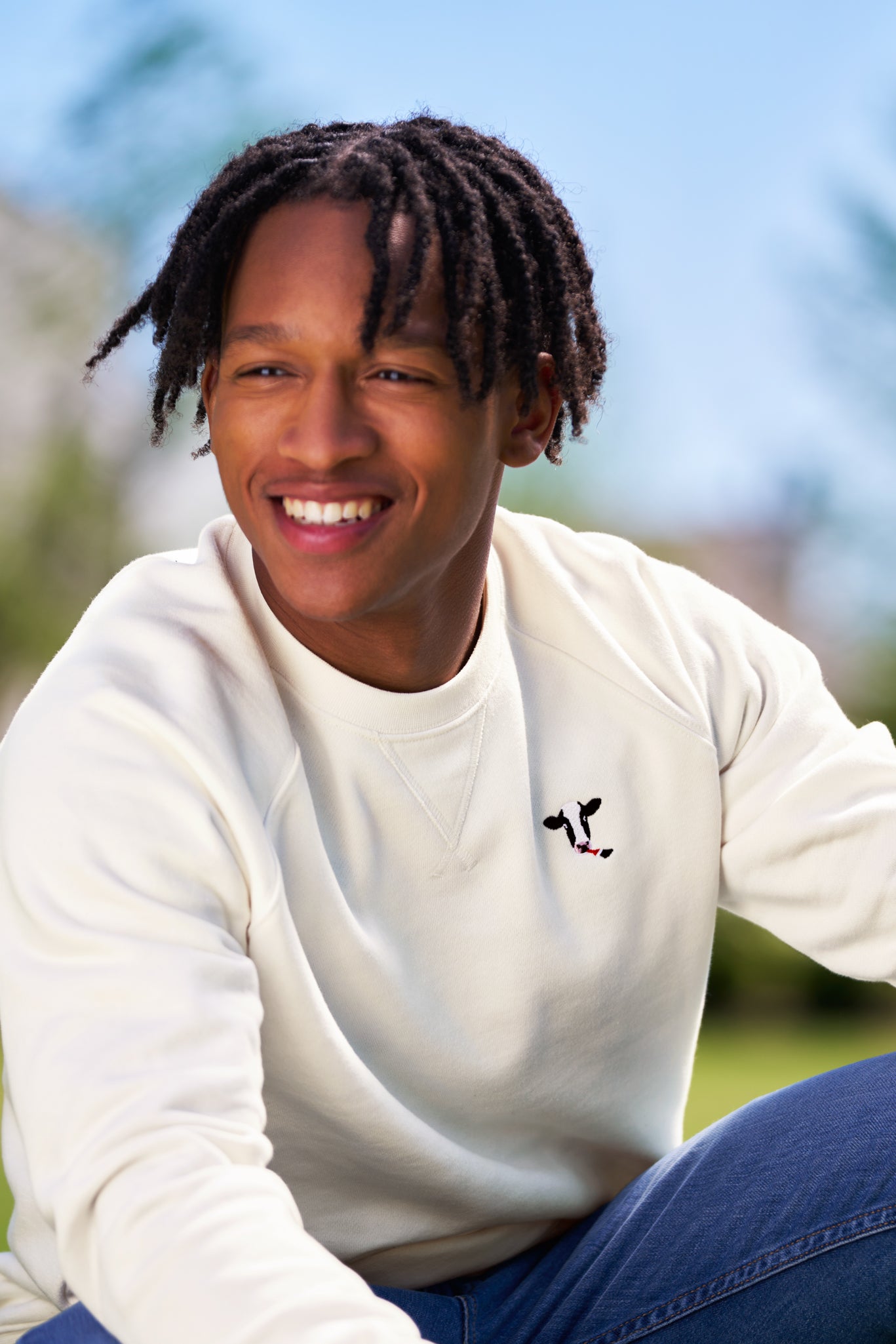 Man wearing off-white Embroidered Cow Crewneck